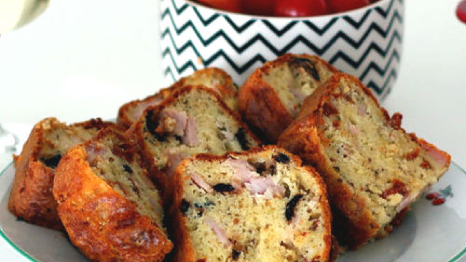 Cake rôti de porc, tomates séchées et olives noires