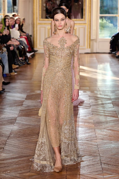 Robe dor&eacute;e transparente aper&ccedil;ue sur le d&eacute;fil&eacute; Georges Hobeika