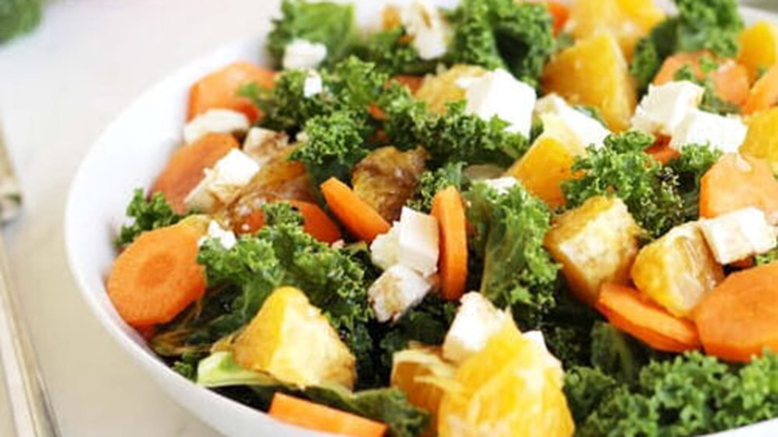 Salade de chou kale à l’orange, carotte et feta