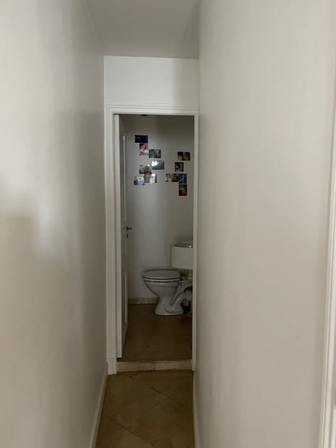 Avant&nbsp;: un cabinet de toilettes sans &acirc;me et trop blanc