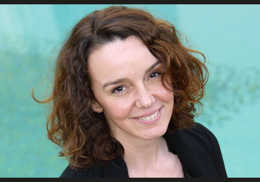 Philippine Leroy-Beaulieu, charmeuse avec son carr&eacute; ondul&eacute;