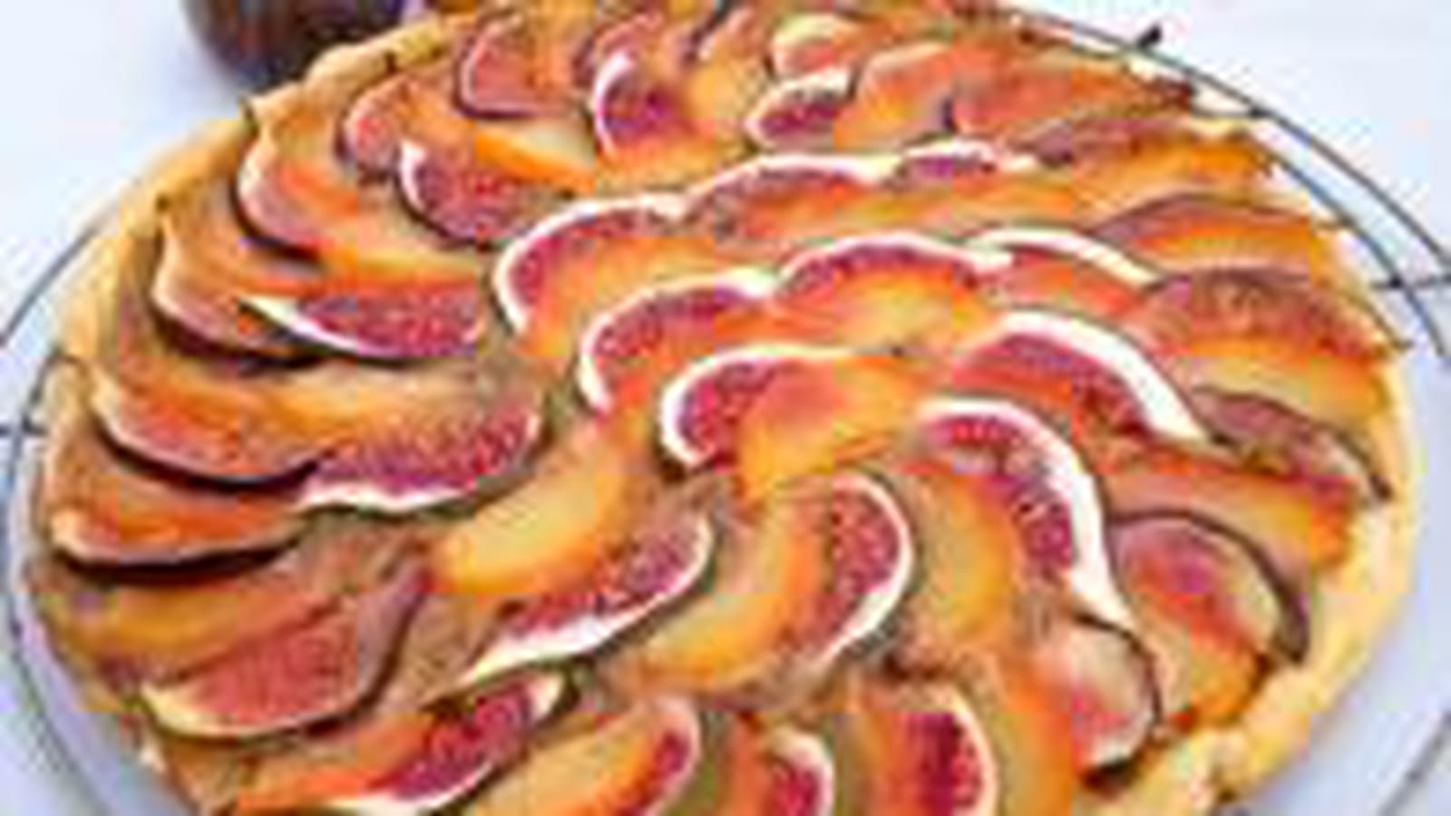 Tarte à la crème de noisette, figues et prunes