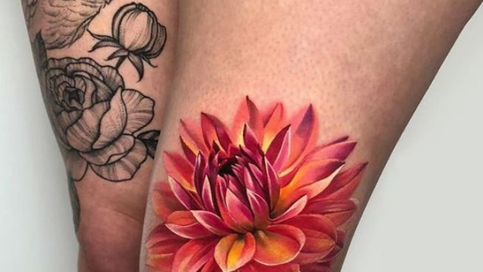 Fleur de lotus vibrante sur la cuisse