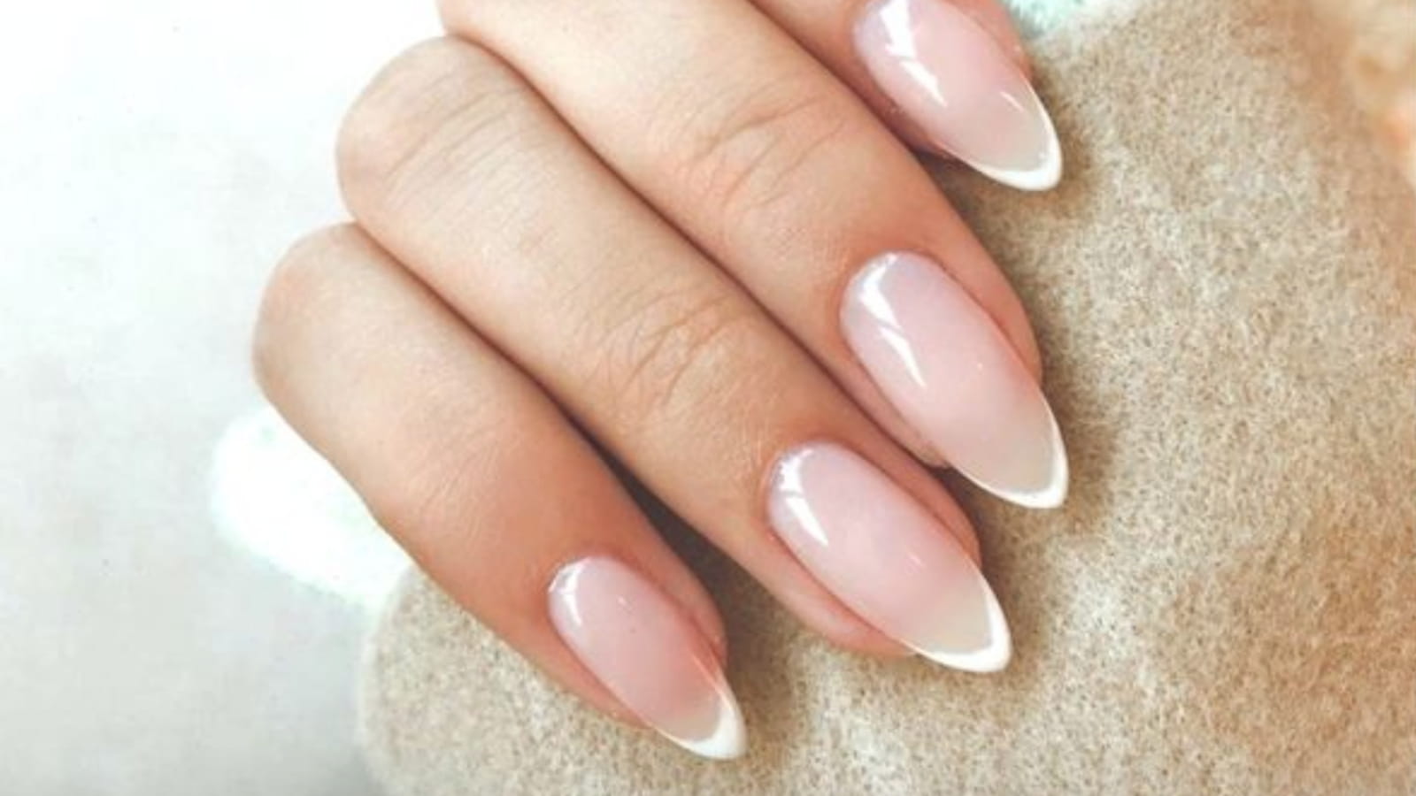 Des ongles transparents avec les contours blancs