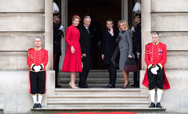 Le roi Philippe et la reine Mathilde avec les Macron, sur le perron