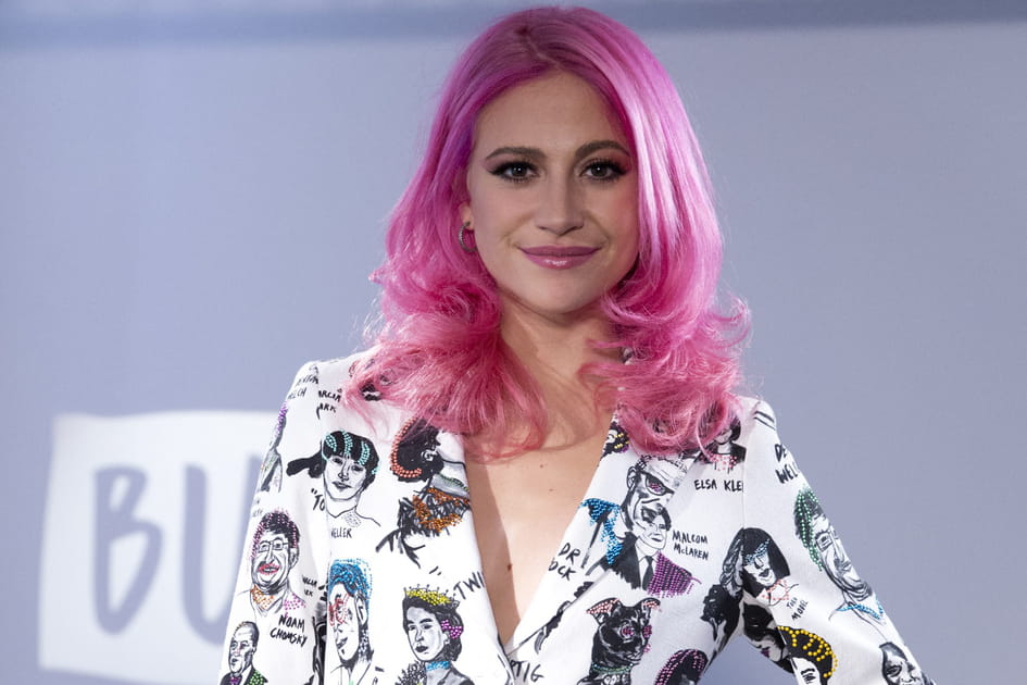 Le mi-long boucl&eacute; rose de Pixie Lott