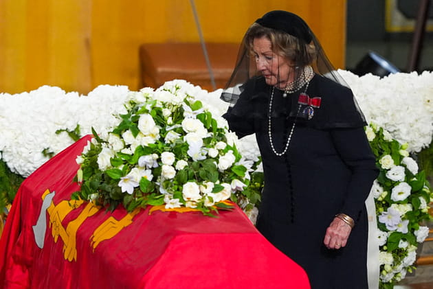 Obs&egrave;ques du roi de Norv&egrave;ge&nbsp;: son &eacute;pouse Sonja d&eacute;pose des fleurs sur son cercueil