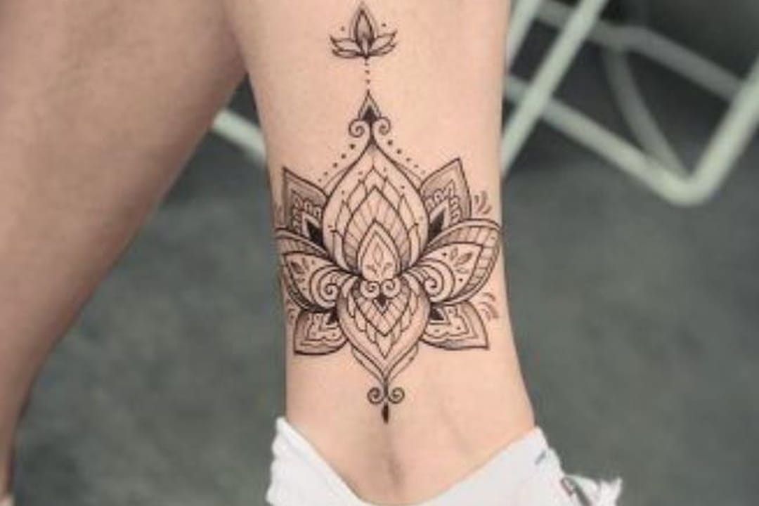 Tatouage mandala sur la cheville