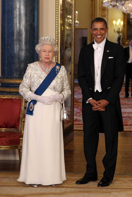 La reine Elizabeth II en robe blanche brodée