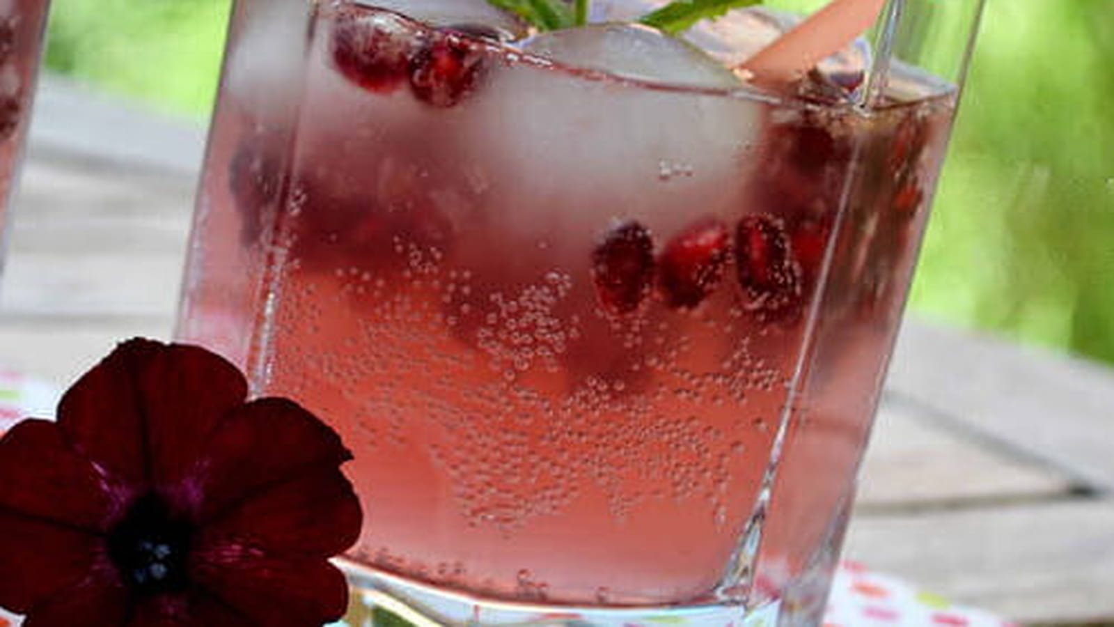 Cocktail Pink Tonic sans alcool au pamplemousse rose, cassis, citron vert et grenade