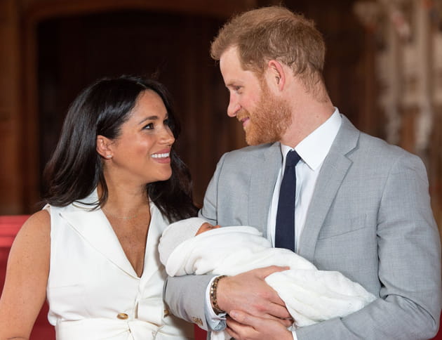 Meghan Markle et le prince Harry pr&eacute;sentent leur fils au ch&acirc;teau de Windsor, 8&nbsp;mai 2019.
