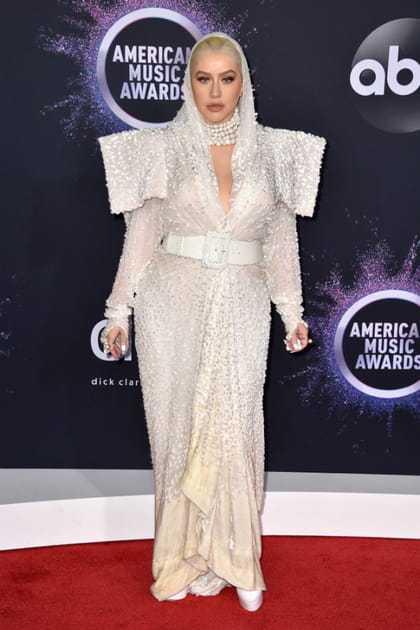 Christina Aguilera dans une robe blanche