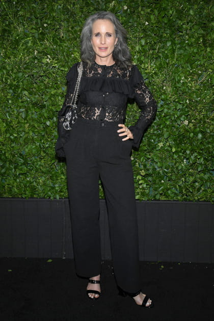 Andie MacDowell en blouse en dentelle