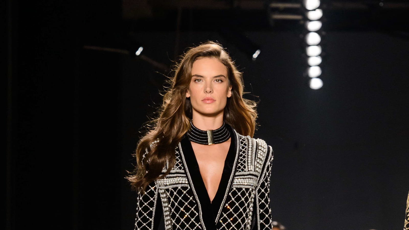 Alessandra Ambrosio au défilé H&M X Balmain