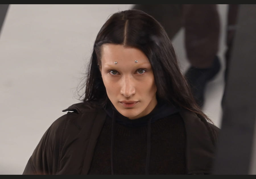 Les sourcils bleached de Givenchy