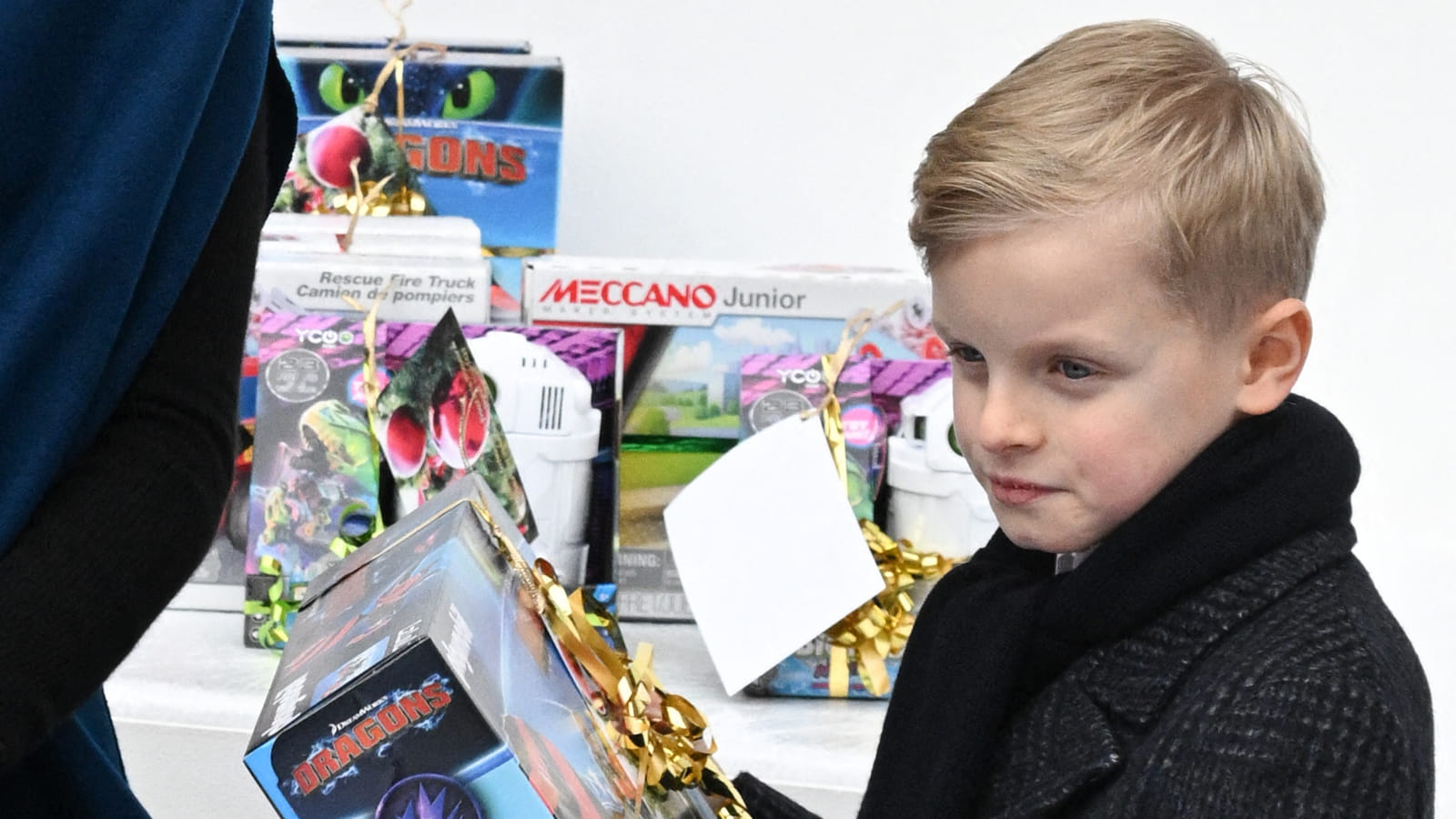 Jacques de Monaco distribue des cadeaux de Noël au palais