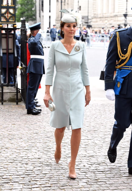 Kate Middleton en ensemble gris perle et minaudi&egrave;re Alexander McQueen