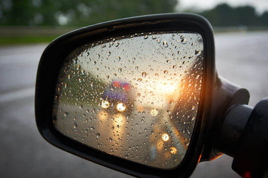Vos r&eacute;troviseurs sont flous&nbsp;? Testez cette astuce magique pour voir net les jours de pluie