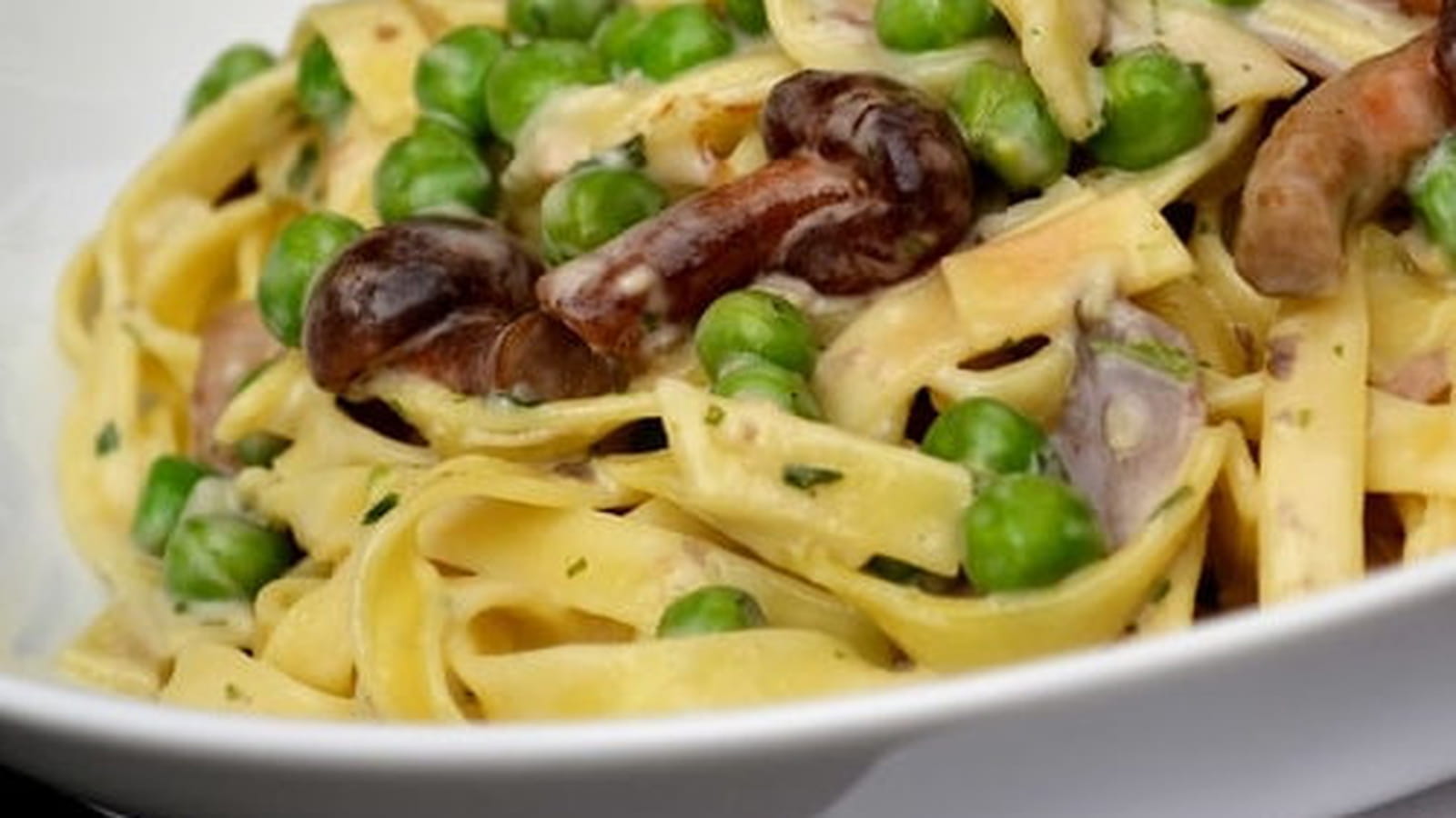 Tagliatelle aux champignons, échalotes et petits pois