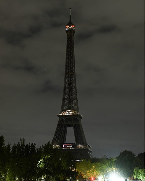 La Tour Eiffel s'est &eacute;teinte ce jeudi en hommage &agrave; Jacques Chirac