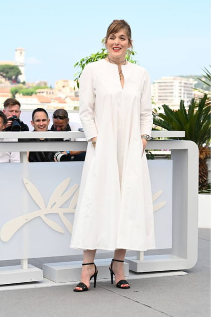 Valérie Donzelli en robe blanche ample