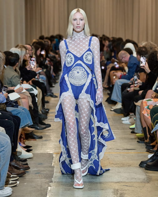 Les silhouettes du défilé Burberry printemps-été 2023