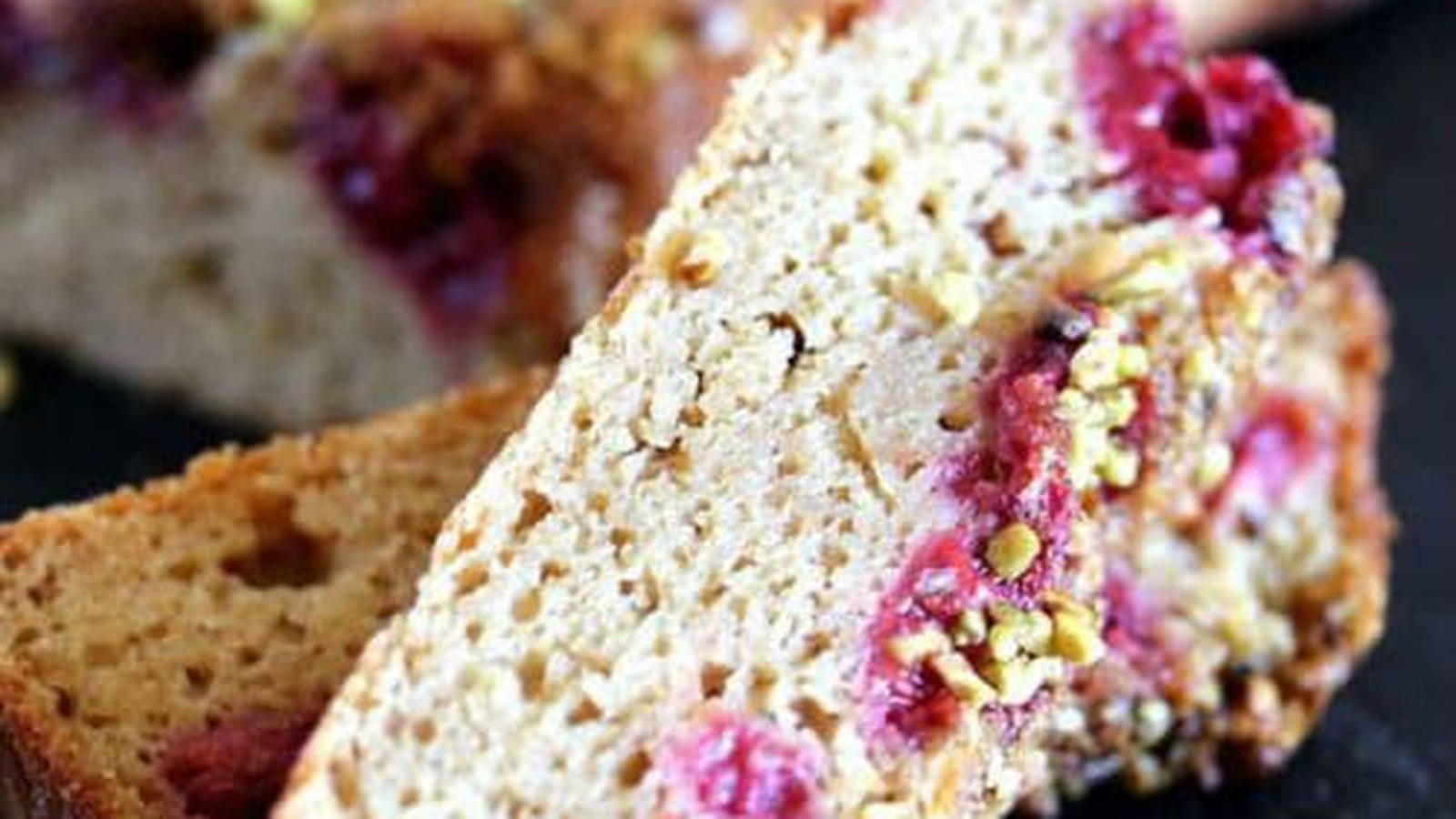 Cake aux framboises et éclats de pistaches