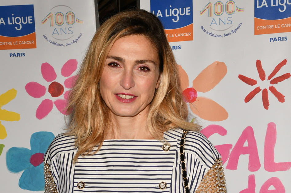 Raie sur le c&ocirc;t&eacute; et mi-long blond de Julie Gayet