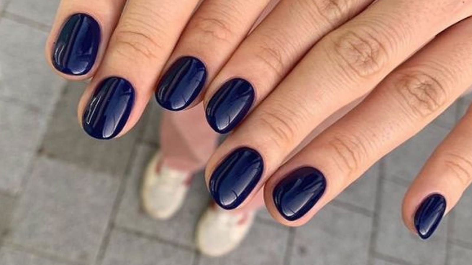Des ongles bleu nuit