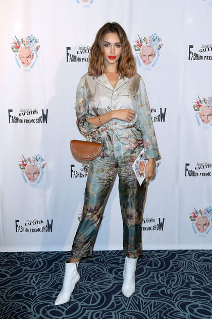 Nabilla Vergara en ensemble fleuri