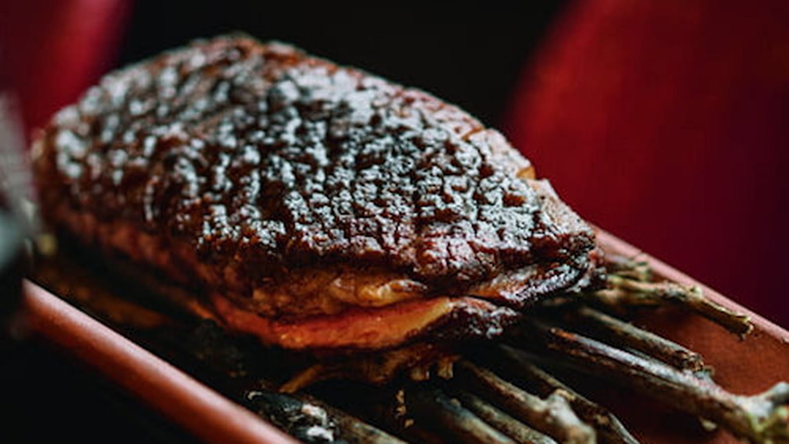 Magret de canard fermier des Landes rôti à l’os, vinaigre balsamique de coing