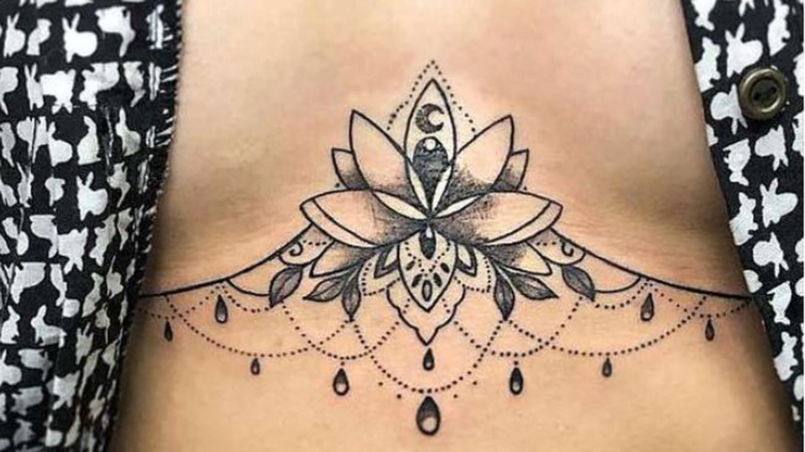 Fleur de lotus précieuse sous la poitrine