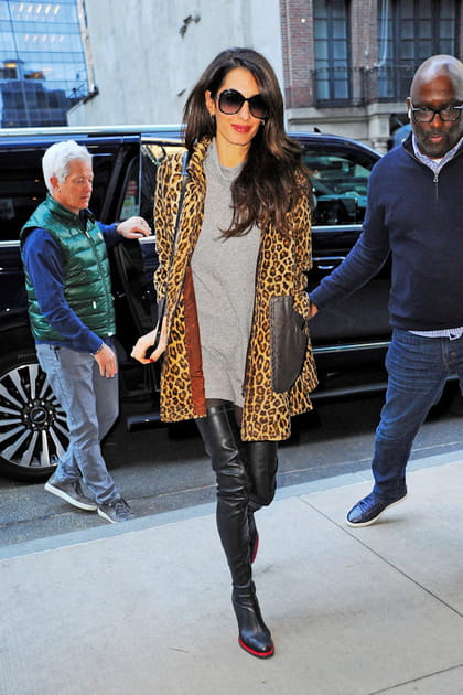 Amal Clooney en manteau léopard