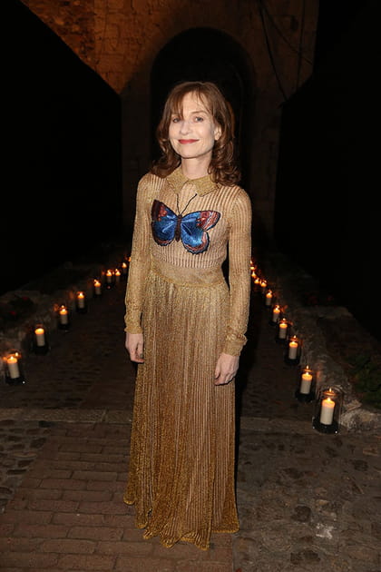 Isabelle Huppert en robe dorée papillon