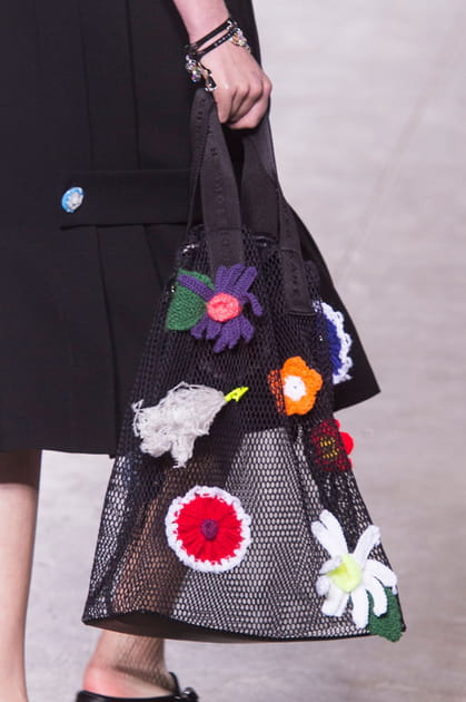 Le cabas filet &agrave; fleurs du d&eacute;fil&eacute; Christopher Kane