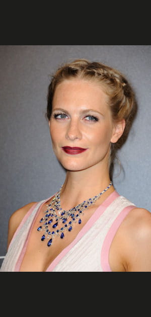 Le chignon torsad&eacute; de Poppy Delevingne