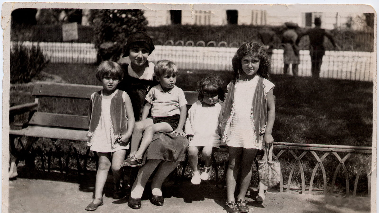 Yvonne Jacob et ses quatre enfants sur un banc, années 30 