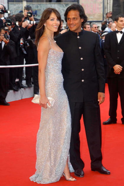 Elizabeth Hurley en robe scintillante &agrave; fines bretelles