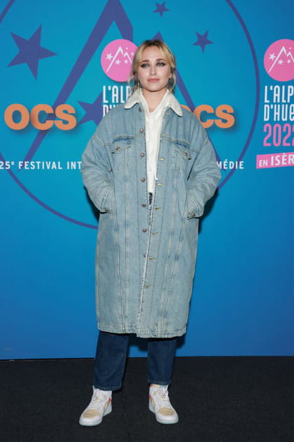 Chloé Jouannet en long manteau de denim