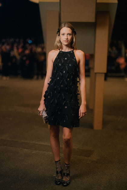 Angèle en petite robe noire à nœuds Chanel