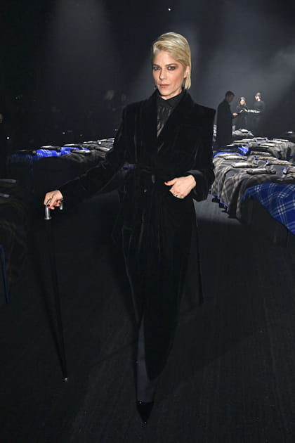 Selma Blair en manteau ceintur&eacute; en velours et canne noire au d&eacute;fil&eacute; Burberry