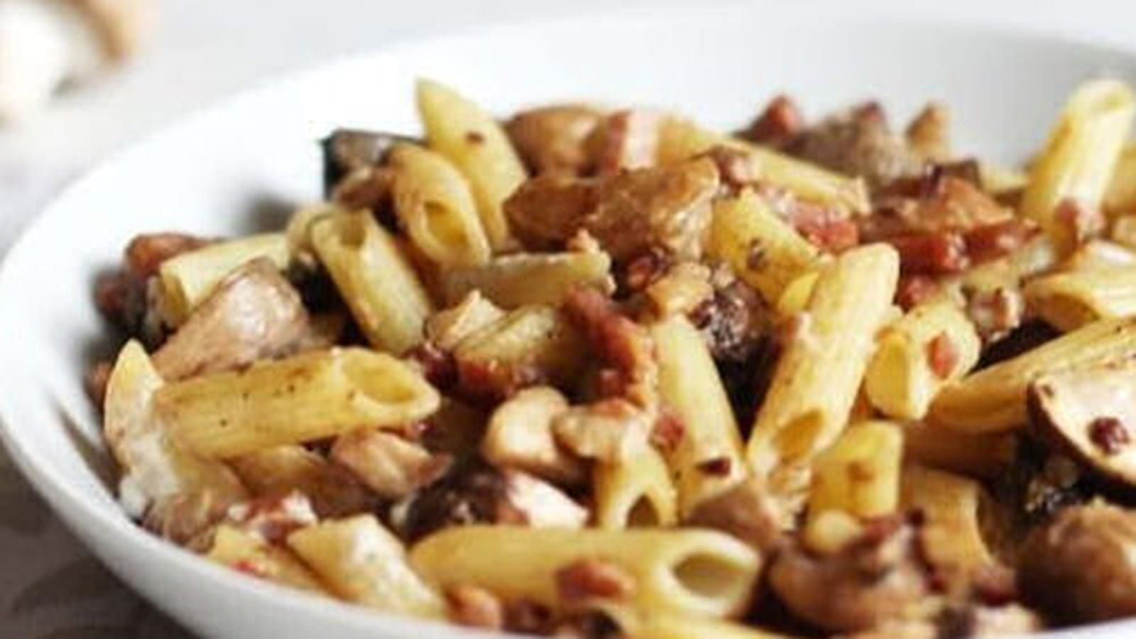 Pâtes penne aux marrons, champignons et bacon