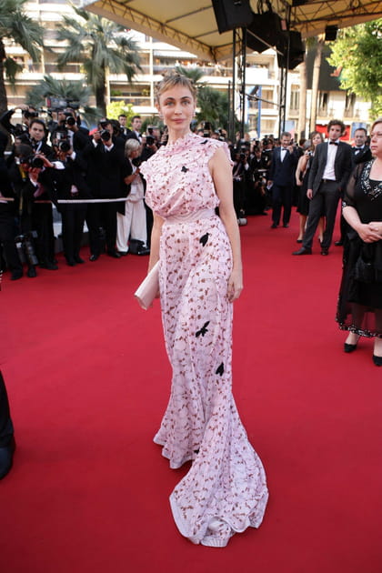 Emmanuelle Béart en robe longue rose imprimée