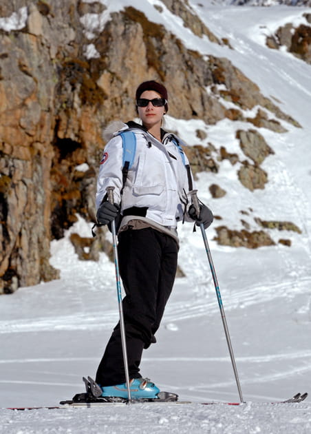 M&eacute;lanie Laurent en doudoune blanche et pantalon noir