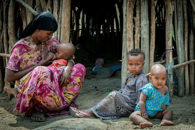 Une famille attend de la nourriture