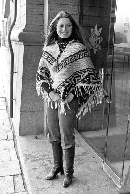 Brigitte Bardot en poncho et bottes à talons