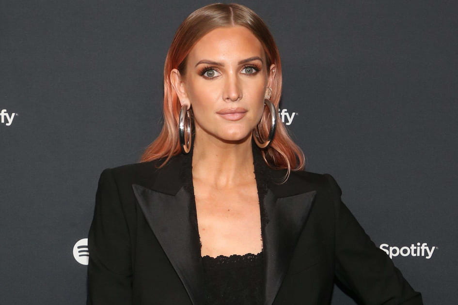 Les cheveux roses soyeux d'Ashlee Simpson