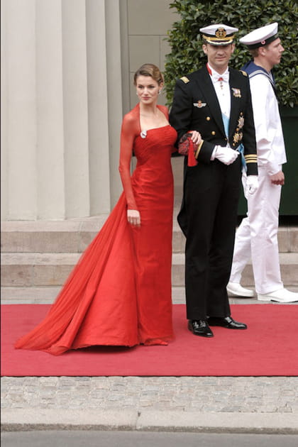 Letizia d'Espagne en robe rouge en mesh et d&eacute;collet&eacute; carr&eacute;
