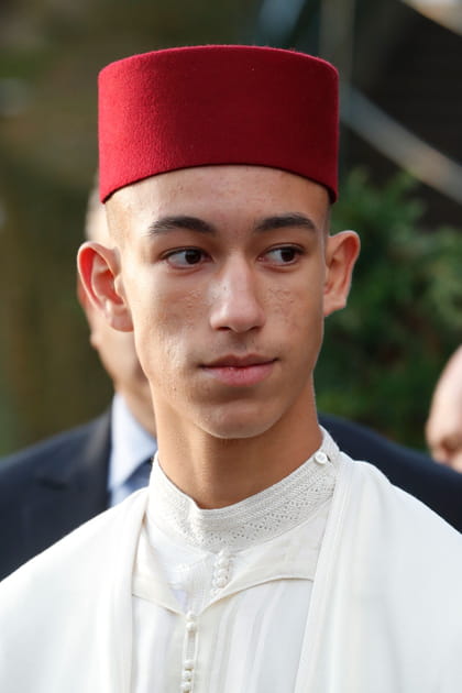 Le prince Moulay El Hassan du Maroc en habits traditionnels pour l'enterrement du comte de Paris