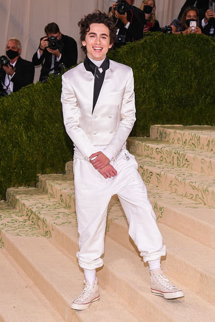 Timothée Chalamet en pantalon de jogging blanc et veste satinée Haider Ackermann